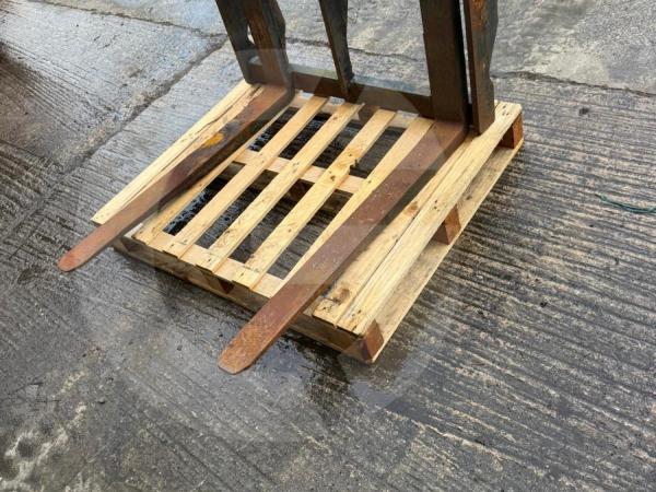 Manitou Pallet Forks & Frame